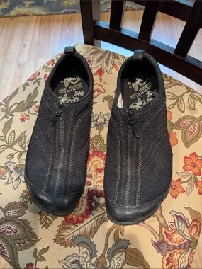 Merrell zip front slip on shoes. Size 11 women’s. Black.